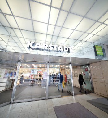 Köln, Almanya 31 Ocak 2025: Köln şehir merkezindeki Karstadt mağazasının aydınlatılmış girişi