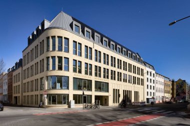 Köln, Almanya 05 Mart 2025: Köln Ehrenfeld 'deki Vogelsanger Caddesi' ndeki Rheinische Musikschule 'nin tamamlanmış yeni binası