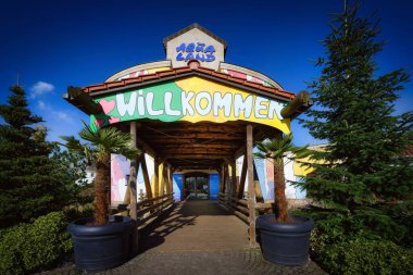 Köln, Almanya 6 Mart 2025: Güneşli bir günde Köln 'ün Chorweiler ilçesindeki Aqualand su parkının cephe ve giriş alanı