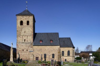 Wollersheim 'deki eski kilise. 11. yüzyılın sonlarında taş ocağından yapılmış kulesi. Roma tuğlalarının kalıntılarıyla karışmış.