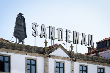 Köln, Almanya 30 Temmuz 2025: Güneşli bir günde geleneksel ve popüler bahçe restoranı Dank Augusta ile tarihi Flora Koeln binasının manzarası