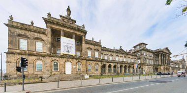 Köln, Almanya 30 Temmuz 2025: Güneşli bir günde geleneksel ve popüler bahçe restoranı Dank Augusta ile tarihi Flora Koeln binasının manzarası