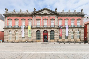 Porto, Portekiz 13 Haziran 2025: Porto 'nun eski kasabasındaki 18. yüzyıl neoklasik sarayındaki Museu Nacional de Soares dos Reis sanat müzesinin görüntüsü