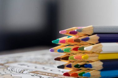 Beyaz arkaplanda top şeklinde renkli kalemler.