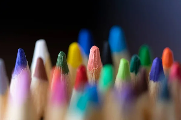Crayons Couleur Dans Une Rangée Sur Fond Sombre Sélectionner Focus — Photo