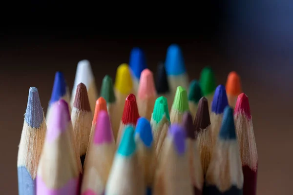 Crayons Couleur Dans Une Rangée Sur Fond Sombre Sélectionner Focus — Photo