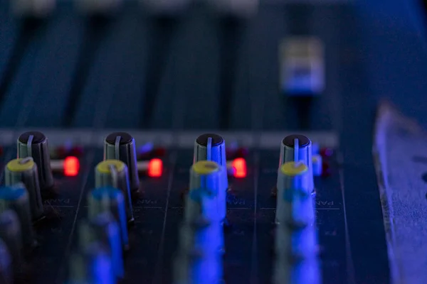 Ovládací Panel Mixéru Zvuku Vybrat Zaměření Mělká Hloubka Pole — Stock fotografie