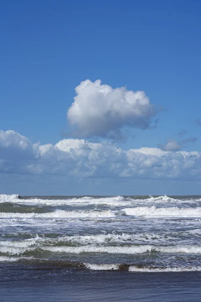 Olas Cerca Playa Con Tormenta Nubes Horizonte —  Fotos de Stock