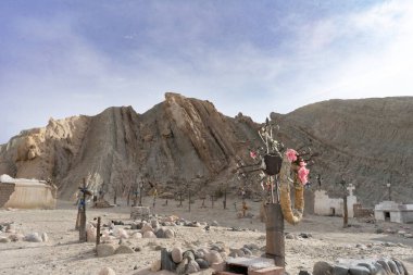 Sabah güneşi bir dağ mezarlığına düşüyor.