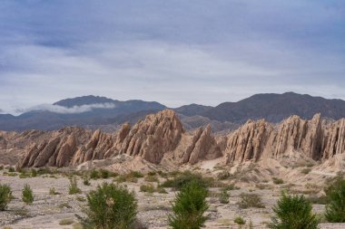 Quebrada de las Flechas 'ta güneş ve eğimli dağlar