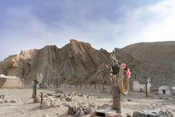 Sabah güneşi bir dağ mezarlığına düşüyor.