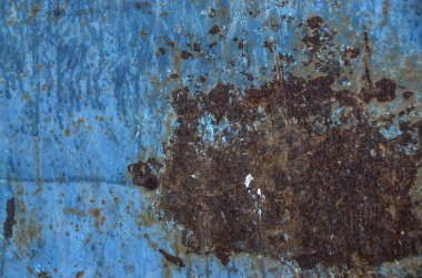 Çizik ve çatlaklarla paslı metal doku.