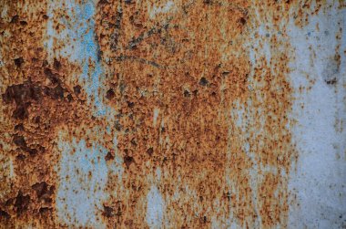 Çizik ve çatlaklarla paslı metal doku.