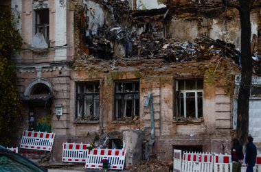 Ukrayna 'da savaş. Rus füze saldırısının sonuçları. Şehir merkezinde yıkım ve hasar. Kyiv, Ukrayna, Ekim 2022