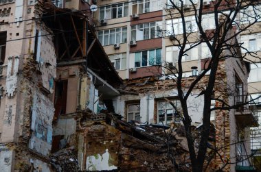Ukrayna 'da savaş. Rus füze saldırısının sonuçları. Şehir merkezinde yıkım ve hasar. Kyiv, Ukrayna, Ekim 2022