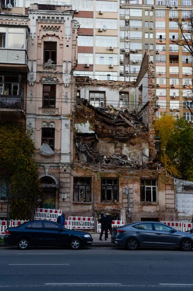 우크라이나 러시아 미사일 공격의 결과입니다 파괴와 중심에 있습니다 우크라이나 키예프 — 스톡 사진