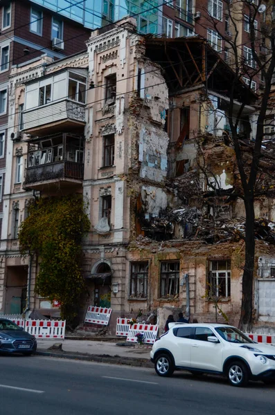 Háború Ukrajnában Egy Orosz Rakétatámadás Következményei Pusztítás Károk Belvárosban Kijev — Stock Fotó