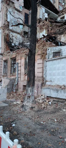 สงครามในย เครน ผลของการโจมต ปนาว สเซ การท าลายและความเส ยหายในใจกลางเม Kyiv เครน — ภาพถ่ายสต็อก