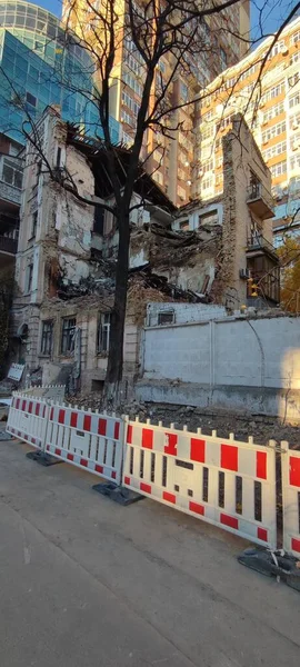 우크라이나 러시아 미사일 공격의 결과입니다 파괴와 중심에 있습니다 우크라이나 키예프 — 스톡 사진