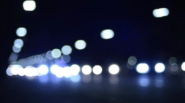 Gece şehirdeki trafik ışıklarının görüntüleri.  