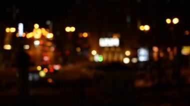 Gece şehirdeki trafik ışıklarının görüntüleri.  