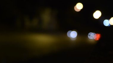 Gece şehirdeki trafik ışıklarının görüntüleri.  