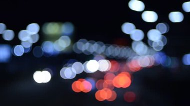 Gece şehirdeki trafik ışıklarının görüntüleri.  