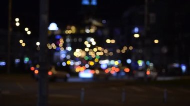 Gece şehirdeki trafik ışıklarının görüntüleri.  