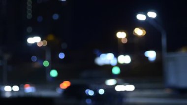 Gece şehirdeki trafik ışıklarının görüntüleri.  