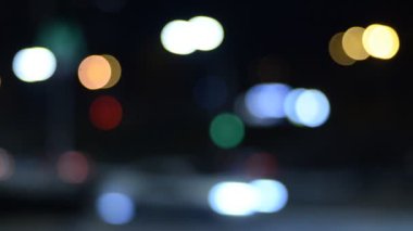 Gece şehirdeki trafik ışıklarının görüntüleri.  