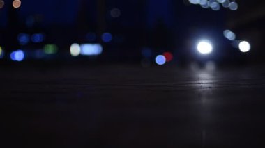 Gece şehirdeki trafik ışıklarının görüntüleri.  