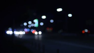 Gece şehirdeki trafik ışıklarının görüntüleri.  