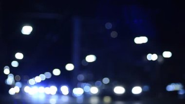 Gece şehirdeki trafik ışıklarının görüntüleri.  