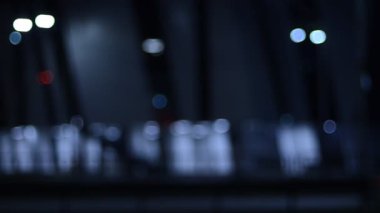 Gece şehirdeki trafik ışıklarının görüntüleri.  