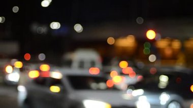 Gece şehirdeki trafik ışıklarının görüntüleri.  