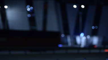 Gece şehirdeki trafik ışıklarının görüntüleri.  