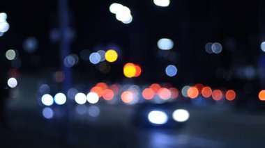 Gece şehirdeki trafik ışıklarının görüntüleri.  