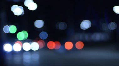 Gece şehirdeki trafik ışıklarının görüntüleri.  
