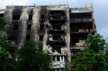 Ukrayna 'da savaş. Rus ordusunun saldırısından sonra Kyiv bölgesinde yıkım. Rus işgalinin Ukrayna 'daki sonuçları. Kyiv bölgesi, Ukrayna, Haziran 2022 Siyah beyaz fotoğraf