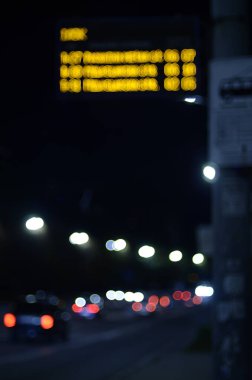Geceleri şehrin ışıklarının fotoğrafı.  