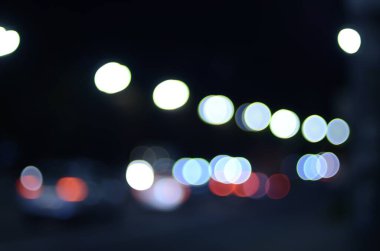Geceleri şehrin ışıklarının fotoğrafı.  