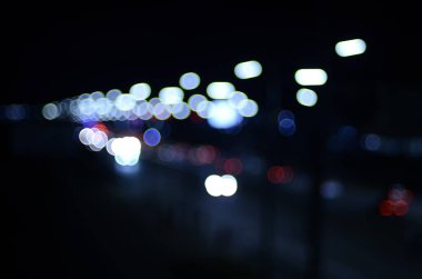 Geceleri şehrin ışıklarının fotoğrafı.  