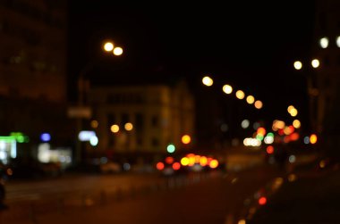 Geceleri şehrin ışıklarının fotoğrafı.  