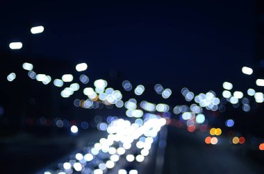 Geceleri şehrin ışıklarının fotoğrafı.  