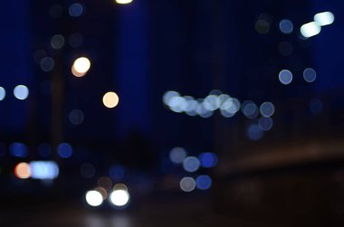 Geceleri şehrin ışıklarının fotoğrafı.  