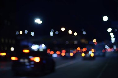 Geceleri şehrin ışıklarının fotoğrafı.  