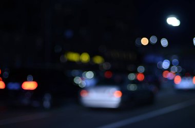 Geceleri şehrin ışıklarının fotoğrafı.  