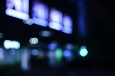 Gece şehirdeki trafik ışıklarının fotoğrafı.  