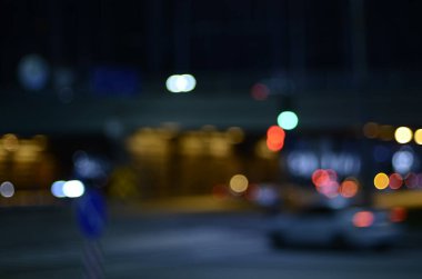Gece şehirdeki trafik ışıklarının fotoğrafı.  