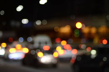 Gece şehirdeki trafik ışıklarının fotoğrafı.  